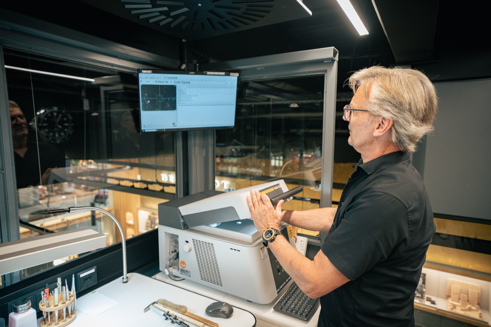 Edelmetallprüfung bei Juwelier Behrendt: Analyse eines Schmuckstücks im Röntgenfluoreszenz-Gerät, Auswertung live auf dem Monitor