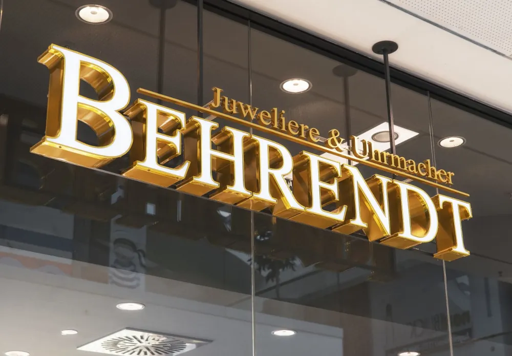 Goldener Schriftzug „Juweliere & Uhrmacher Behrendt“ über der Ladenfront