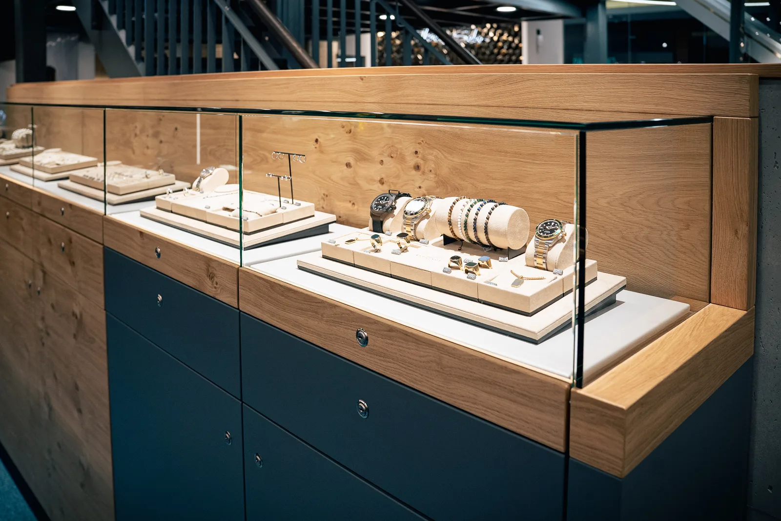 Schmuckvitrine mit Colliers und Ringen im warmen Licht